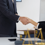 O direito contratual e suas cláusulas analisados por Hebron Costa Cruz de Oliveira.