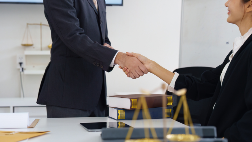 O direito contratual e suas cláusulas analisados por Hebron Costa Cruz de Oliveira.