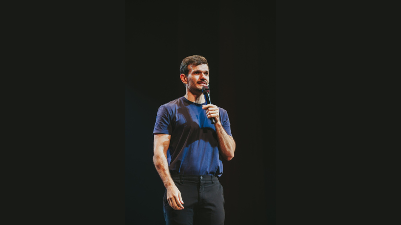 Reencontro com o primeiro amor: Non Stop celebra a renovação espiritual de Padre Patrick.