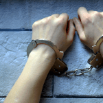 Influenciadora presa por falso sequestro: o impacto das narrativas digitais na confiança pública