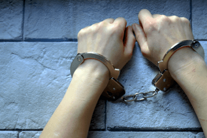 Influenciadora presa por falso sequestro: o impacto das narrativas digitais na confiança pública