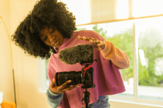 Pressão e Incerteza: Por que Metade dos Influenciadores Considera Abandonar a Carreira Digital