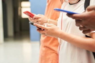 Influencer acusada de usar IA para alterar foto levanta debate sobre ética digital nas redes sociais