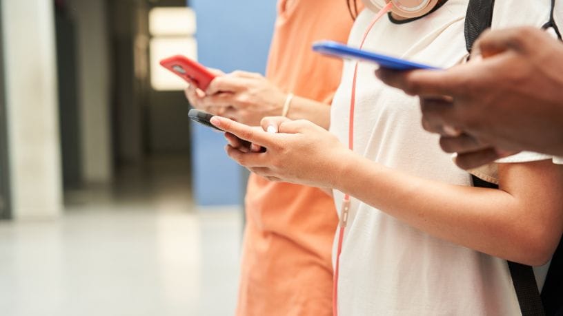 Influencer acusada de usar IA para alterar foto levanta debate sobre ética digital nas redes sociais