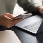Influência digital e comportamento: como os influencers moldam decisões, consumo e opinião pública