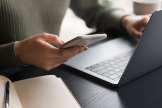 Influência digital e comportamento: como os influencers moldam decisões, consumo e opinião pública