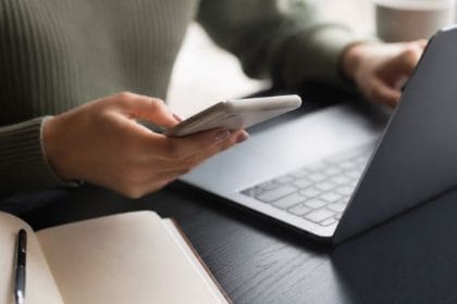 Influência digital e comportamento: como os influencers moldam decisões, consumo e opinião pública