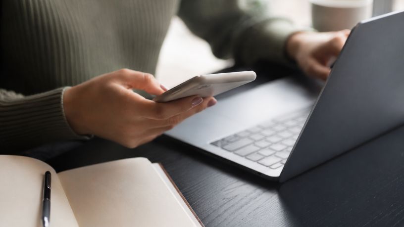 Influência digital e comportamento: como os influencers moldam decisões, consumo e opinião pública