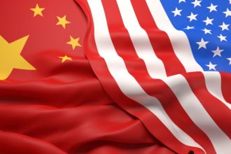 IA chinesa e empregos americanos: como influenciadores estão moldando o medo tecnológico global